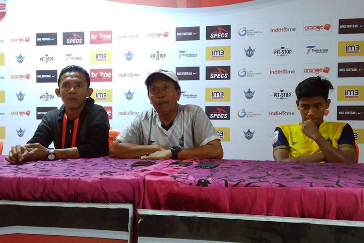 Pelatih Persegres Gresik United Sanusi Rahman (tengah) dan Obet Yulius (kanan), selepas laga kontra Kalteng Putra, Kamis (20/9/2018).