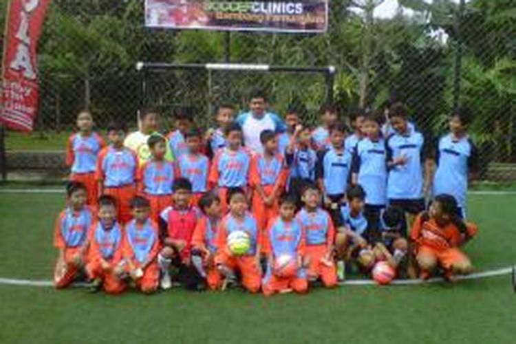 Mantan pemain tim nasional Indonesia, Bambang Pamungkas, memberikan soccer clinic kepada 30 anak-anak di lapangan futsal Kompas Gramedia. Acara ini merupakan bagaian dari kegiatan Coorporate Social Responsibility (CSR) Kompas Gramedia. 