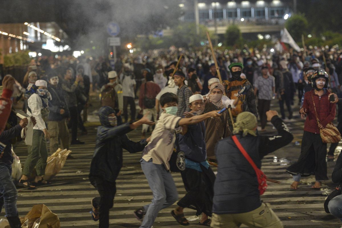Sejumlah massa Aksi 22 Mei terlibat kericuhan di depan gedung Bawaslu, Jakarta, Rabu (22/5/209). Aksi unjuk rasa itu dilakukan menyikapi putusan hasil rekapitulasi nasional Pemilu serentak 2019. ANTARA FOTO/Nova Wahyudi/wsj.