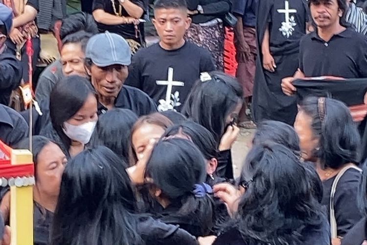 Diiringi Lantunan Badong, Aris Sanda Korban Penembakan KKB Dimakamkan di Toraja Utara