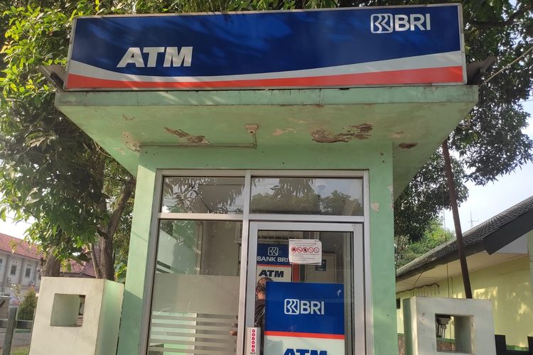 Solusi maaf untuk sementara ATM tidak dapat mengeluarkan uang alias keterangan tulisan ATM tidak bisa mengeluarkan uang, tentu saja Anda harus mencari ATM lain di lokasi terdekat. 