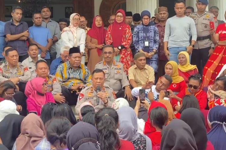 Kapolda Maluku Irjen Pol Lotharia Latif saat berdialog dengan ibu-ibu dan perempuan yang melakukan gerakan moral penghentian konflik di kantor Wali Kota Tual, Jumat (3/2/2023)