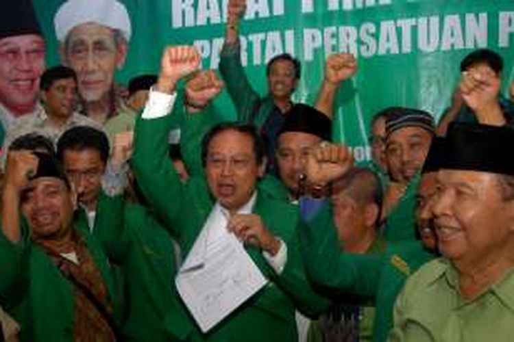 Ketua Umum Partai Persatuan Pembangunan (PPP) hasil Muktamar Jakarta Djan Faridz (tiga kiri) bersama pimpinan DPW PPP mendeklarasikan dukungan kepada pemerintahan Jokowi-JK dalam Rapat Pimpinan Nasional (Rampimnas) II di Megamendung, Bogor, Jabar, Jumat (29/1). Rapimnas II yang dihadiri oleh 33 DPW PPP tersebut Sepakat bergabung koalisi parpol pendukung pemerintah.

Antara/Jafkhairi
29-01-2016 *** Local Caption *** Ketua Umum Partai Persatuan Pembangunan (PPP) hasil Muktamar Jakarta Djan Faridz (tiga kiri) bersama pimpinan DPW PPP mendeklarasikan dukungan kepada pemerintahan Jokowi-JK dalam Rapat Pimpinan Nasional (Rampimnas) II di Megamendung, Bogor, Jabar, Jumat (29/1). Rapimnas II yang dihadiri oleh 33 DPW PPP tersebut Sepakat bergabung koalisi parpol pendukung pemerintah. ANTARA FOTO/Jafkhairi/pd/16