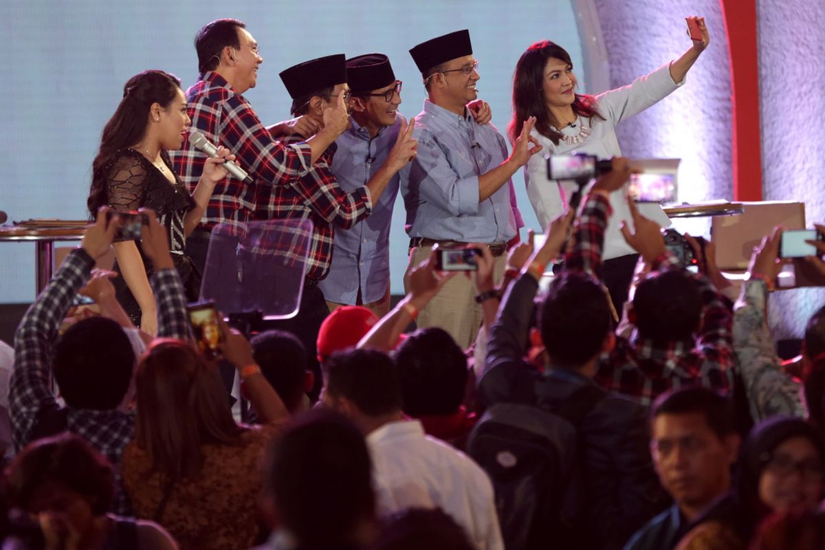 Kandidat calon gubernur dan wakil gubernur DKI Jakarta nomor urut 2, Basuki Tjahaja Purnama dan Djarot Saiful Hidayat serta pasangan kandidat nomor urut 3, Anies Baswedan dan Sandiaga Uno berpose bersama moderator debat Ira Koesno usai Debat Publik Pilkada DKI Jakarta Putaran Kedua yang diselenggarakan Komisi Pemilihan Umum Daerah DKI Jakarta di Hotel Bidakara, Jakarta, Rabu (12/4/2017). Pemungutan suara Pilkada DKI Jakarta putaran kedua akan dilaksanakan 19 April 2017 mendatang. KOMPAS IMAGES/KRISTIANTO PURNOMO