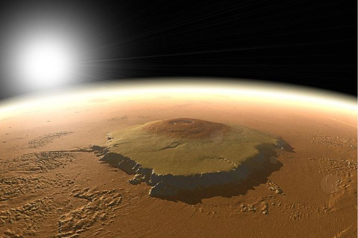 Olympus Mons merupakan gunung berapi terbesar di Tata Surya. Ini adalah gunung berapi di planet Mars, yang diperkirakan masih bisa meletus di masa depan.