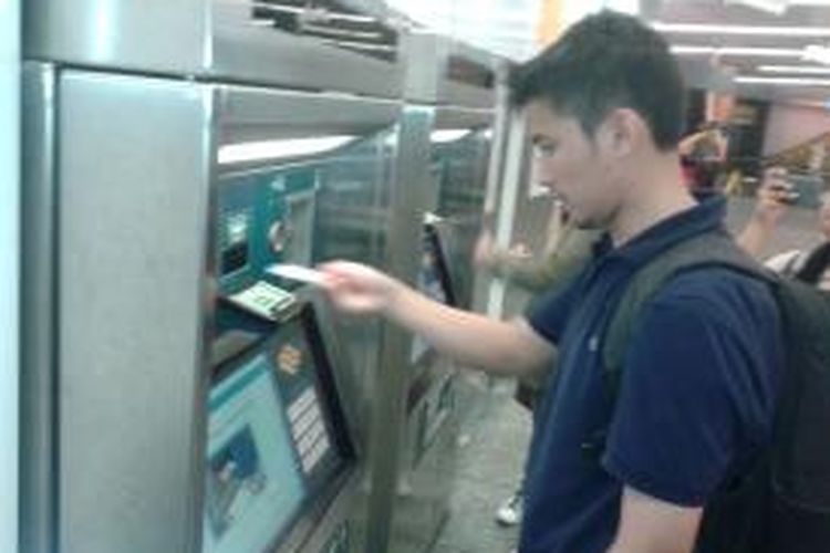 Mesin tiket di stasiun Mass Rapid Transit (MRT) Singapura