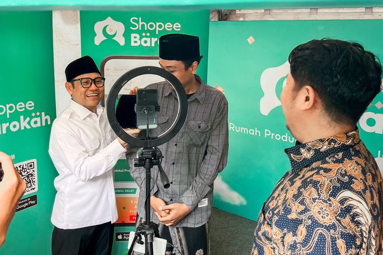 Shopee Live bareng Menteri Koordinator Bidang Pemberdayaan Masyarakat Muhaimin Iskandar, santri dan Director of Public Policy Shopee Indonesia, Radityo Triatmojo. 
