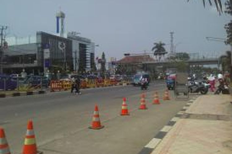 Penyeberang di Jalan Margonda, Depok