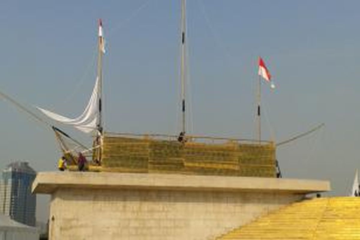 Replika kapal pinisi dibuat di area tugu Monumen Nasional dalam rangka Syukuran Rakyat Salam 3 Jari, Senin (20/10/2014).