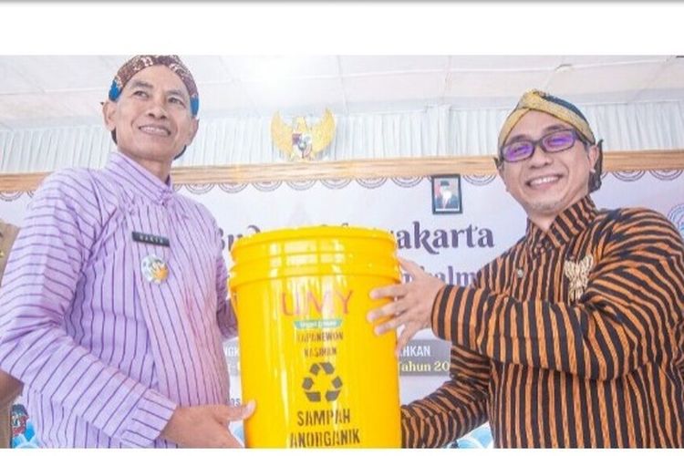 Penyerahan bak sampah dari Universitas Muhammadiyah Yogyakarta (UMY) pada Kapanewon Kasihan Kabupaten Bantul, DIY.