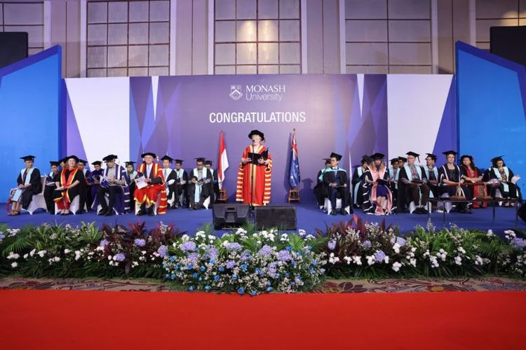 Dr Megan Clark AC, Chancellor Monash University, memberikan sambutan pembuka dalam wisuda Monash University Indonesia. 