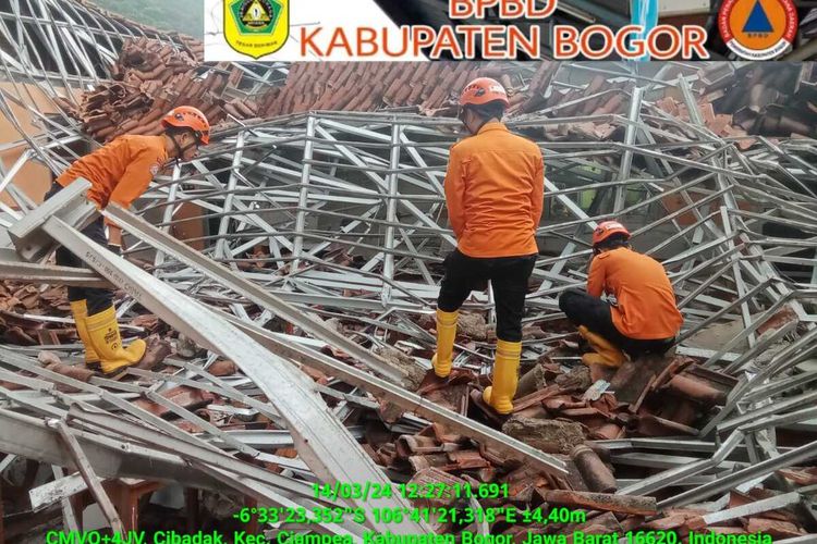 Tim TRC BPBD Kabupaten Bogor sedang melakukan penanganan sekolah ambruk akibat diterpa hujan di SMA Negeri 1 Ciampea, Kabupaten Bogor, Jawa Barat, Kamis (14/3/2024).
