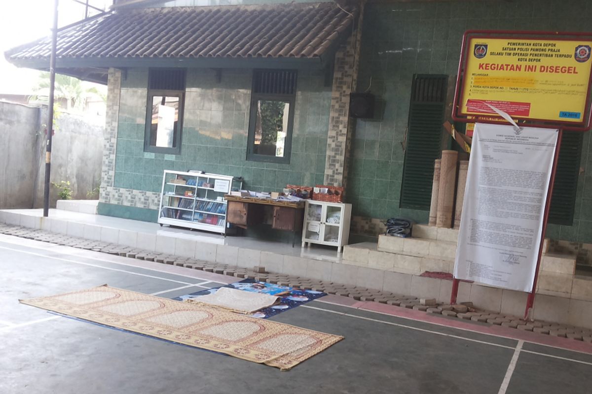 Halaman Masjid Al Hidayah di Jalan Muchtar Raya, Sawangan, Depok, Senin (5/6/2017). Masjid Al Hidayah adalah masjid yang menjadi pusat kegiatan jamaah Ahmadiyah di Kota Depok.