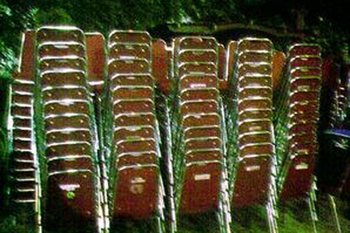 Tumpukan kursi-kursi di kediaman Megawati, untuk persiapan deklarasi pasangan capres PDI Perjuangan yang direncanakan dilakukan Jumat (15/5)