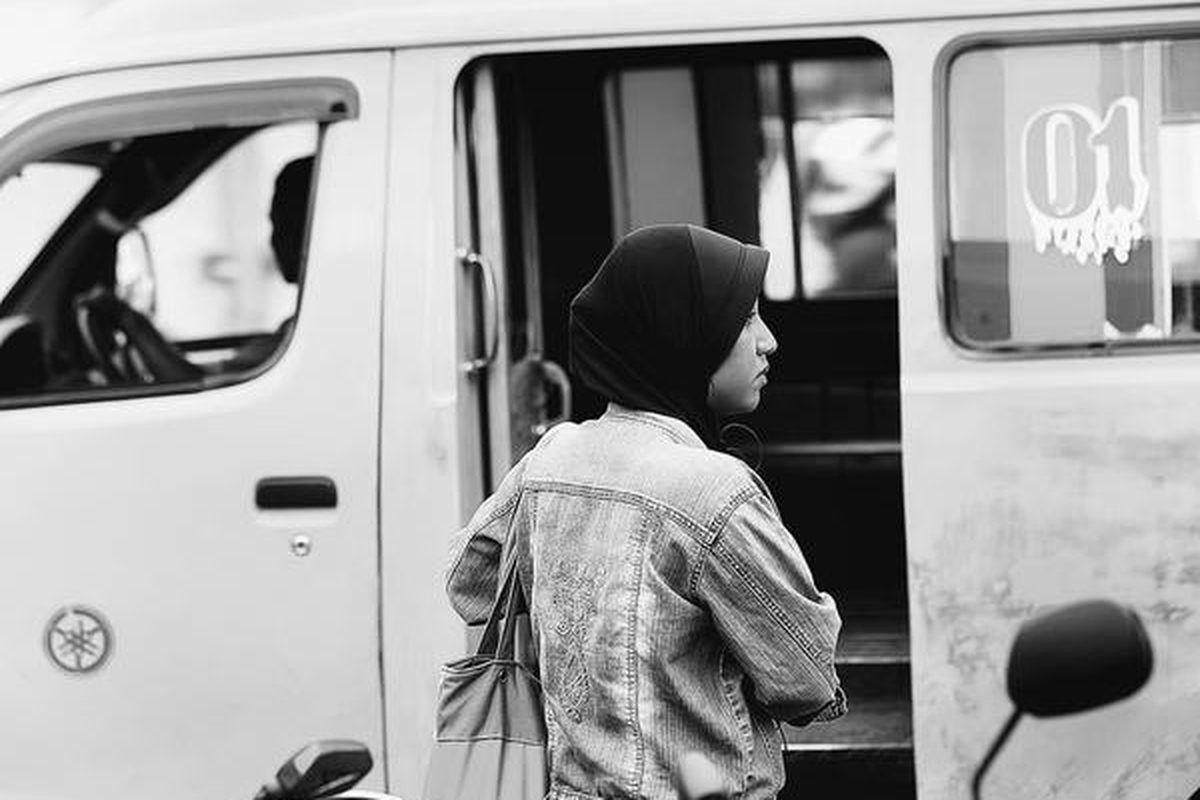 Warga menunggu armada angkutan umum  dari Kawasan Senen, Jakarta Pusat, Minggu (10/2). Pemerintah perlu menertibkan dan mengawasi secara ketat  angkutan umum  untuk menjamin keamanan dan kenyamanan penumpangnya dari kemungkinan tindak kejahatan jalanan.