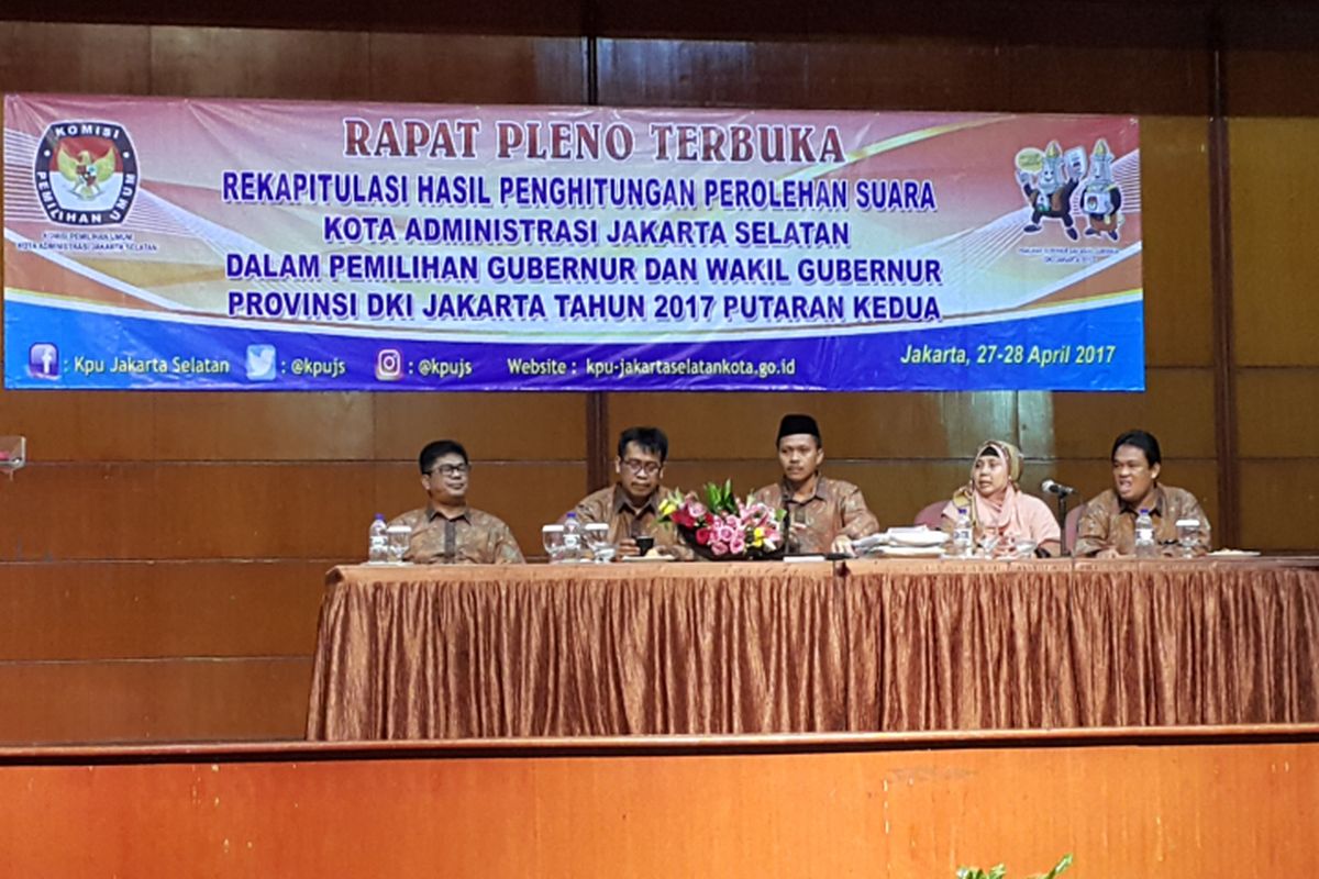 KPU Jakarta Selatan menggelar rapat pleno rekapitulasi hasil penghitungan suara putaran kedua Pilkada DKI Jakarta 2017 di Hotel Bidakara, Jakarta Selatan, Kamis (27/4/2017) 