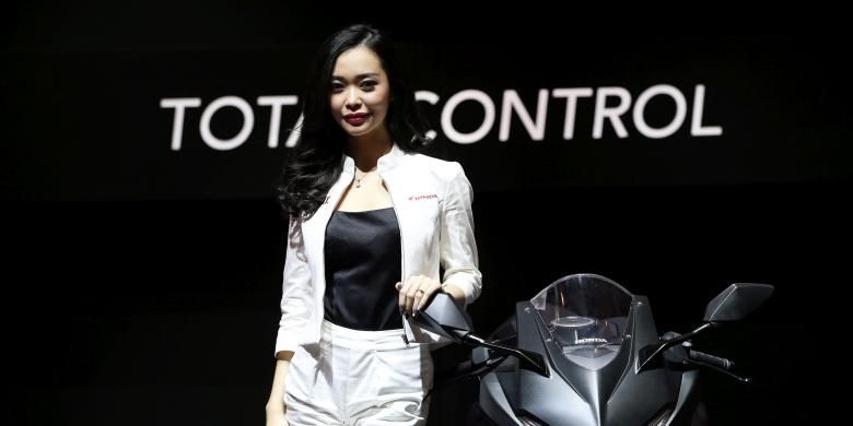 Sales promotion girl berpose saat Indonesia Motorcycle Show 2016 di Jakarta Convention Center, Kamis (3/11/2016). Pameran motor ini akan berlangsung hingga 6 November mendatang. KOMPAS IMAGES/KRISTIANTO PURNOMO