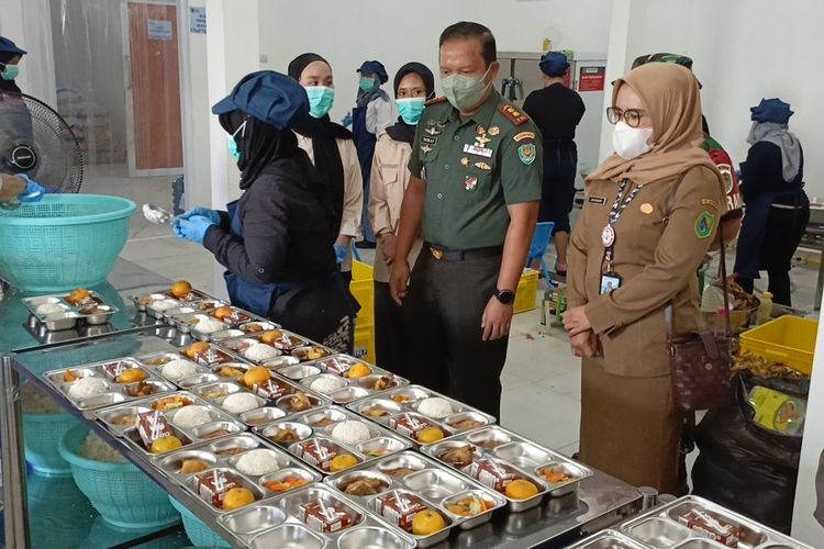 Dandim 0624 Kabupaten Bandung, Letkol Inf Tinton Amin Putra saat tengah mengontrol langsung kondisi dapur penyuplai Program Makan Bergizi Gratis (MBG) di Kecamatan Rancaekek, Kabupaten Bandung, Jawa Barat, Senin (13/1/2025)