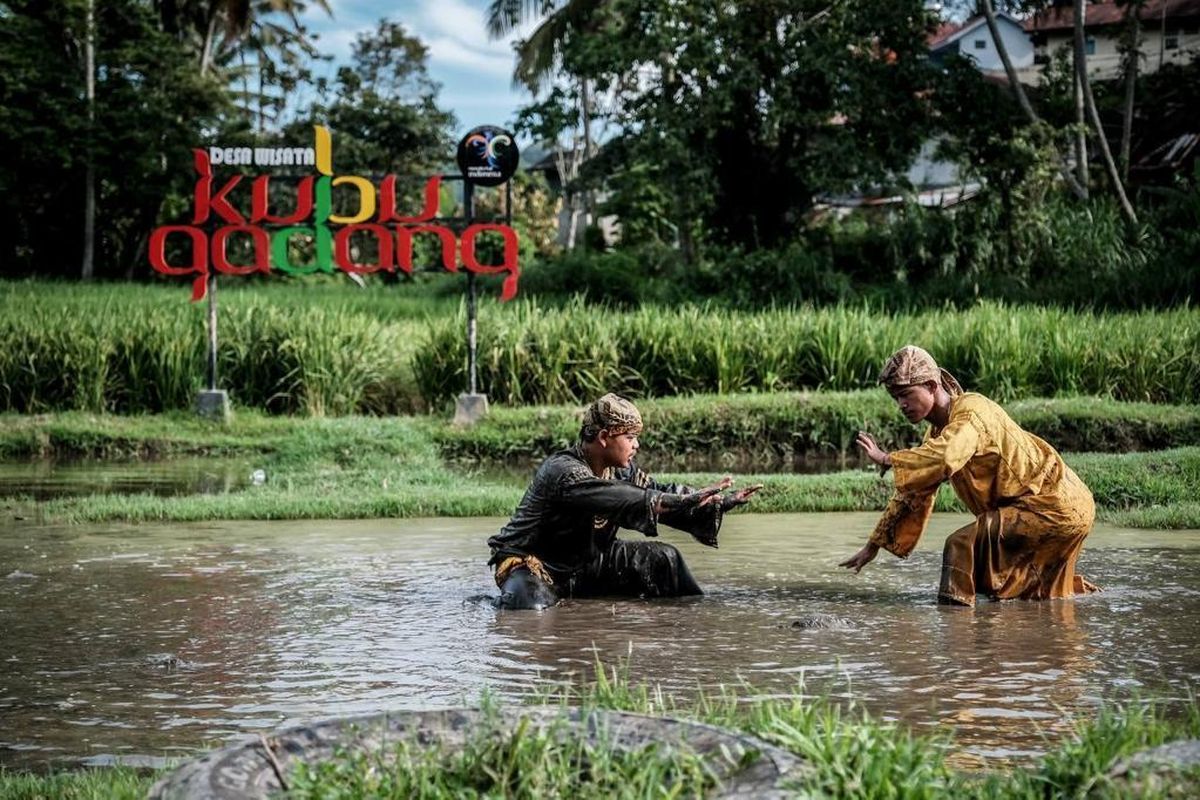 Silek Lanyah atau pertunjukan bersilat dalam lumpur di Desa Wisata Kubu Gadang, Sumatera Barat. Desa ini masuk 75 besar Anugerah Desa Wisata Indonesia (ADWI) 2023.