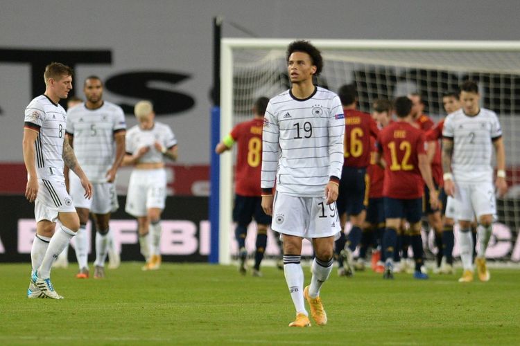 Reaksi dua pemain Jerman Leroy Sane (kanan) dan Toni Kroos (kiri) saat gawang mereka dibobol untuk keempat kalinya oleh Spanyol pada laga matchday enam UEFA Nations League 2020-2021 di Estadio Olimpico de Sevilla, Selasa (17/11/2020) atau Rabu dini hari WIB. Terkini, Jerman san Spanyol akan kembali bertanding pada fase grup Piala Dunia 2022 Qatar. Laga Spanyol vs Jerman dalam lanjutan fase grup Piala Dunia 2022 dijadwalkan berlangsung di Stadion Al Bayt, Al Khor, Qatar, pada Senin (28/11/2022) dini hari WIB.