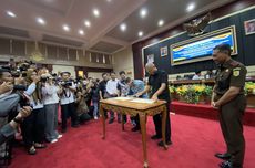 Pernyataan Huang disampaikan di tengah ketegangan yang terus berlangsung antara Amerika Serikat dan China dalam penguasaan teknologi strategis, termasuk chip dan AI.Pemerintah AS masih memberlakukan pembatasan ekspor chip Nvidia kelas atas, seperti H100 dan GH200, ke pasar China.Baca juga: Ketika Hukuman Amerika Jadi Pemantik Kebangkitan Teknologi China...Meski demikian, Huang menegaskan bahwa komunitas ilmiah tetap perlu dijaga sebagai ruang kolaboratif lintas batas. Ia menyoroti fakta bahwa banyak ilmuwan China kini bekerja di pusat riset AS dan berkontribusi langsung terhadap teknologi global.Nvidia saat ini menjadi perusahaan teknologi publik paling bernilai di dunia, dengan kapitalisasi pasar yang menembus 4 triliun dollar AS. Perusahaan ini memasok infrastruktur inti untuk pelatihan AI generatif, komputasi ilmiah, hingga robotika.Sebagai pemimpin Nvidia, Huang berkomitmen untuk menjaga keterbukaan dalam distribusi teknologi dan penguatan kolaborasi riset global. Ia percaya bahwa AI harus menjadi alat pemberdayaan lintas negara, bukan instrumen eksklusif kekuasaan.“Kontribusi terbesar kita terhadap dunia bukan hanya teknologi, tapi komunitas ilmiah yang saling menghargai dan saling menguatkan,” tutupnya.Baca juga: 6 Teknologi AI China yang Tantang Dominasi AS