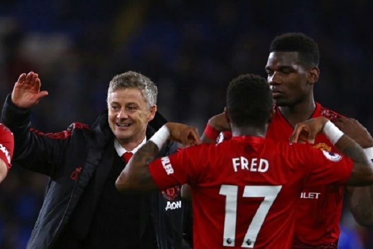 Ole Gunnar Solskjaer merayakan kemenangan bersama Paul Pogba dan Fred seusai laga Cardiff City vs Manchester United dalam lanjutan Liga Inggris, 22 Desember 2018. 