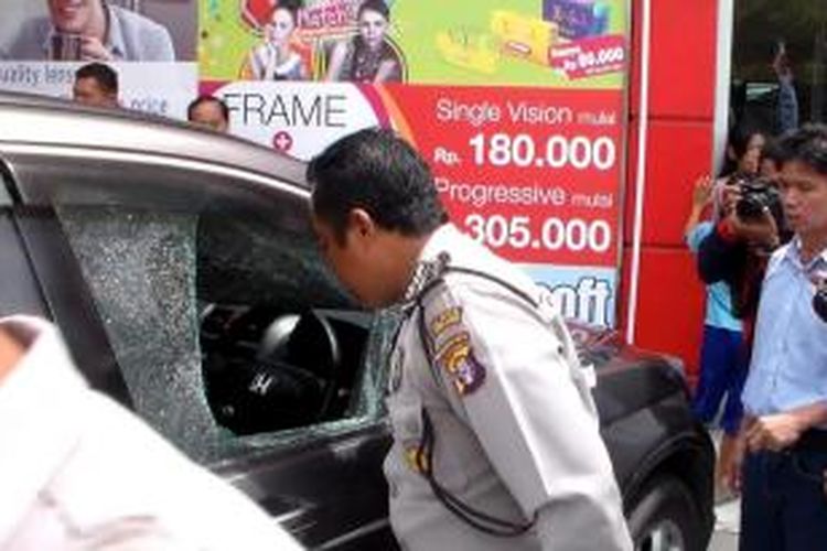 Polisi melihat mobil milik korban perampokan di salah satu mall di Palangkaraya