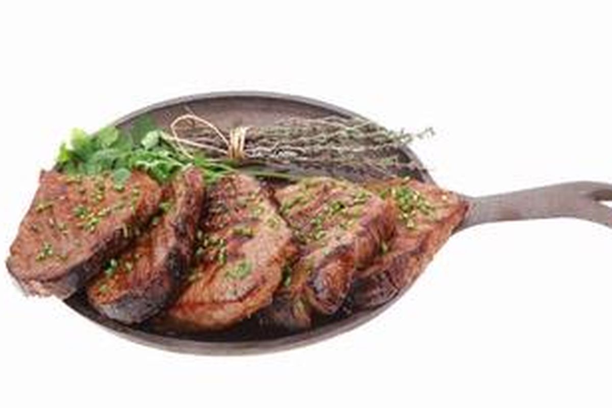 Tambahkan beberapa bumbu utuh saat memasak daging