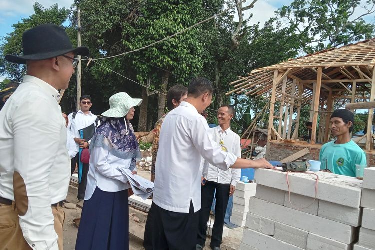 Pemerintah daerah dan stakeholder meninjau Kampung Cikadu 2, Desa Gasol, Kecamatan Cugenang, Kabupaten Cianjur, Jawa Barat sebagai lokasi tata ulang permukiman penduduk pasca bencana yang dinisiasi Rumah Amal Salman.