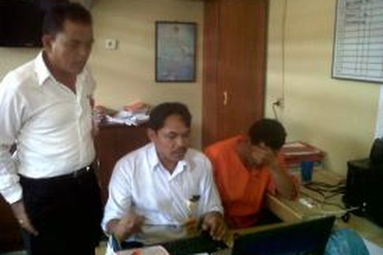 Fransisko Sinurat, sopir angkot yang ditahan karena menyimpan sabu di Pematangsiantar, Sumatera Utara, Senin (16/3/2015).
