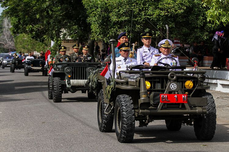 Wali Kota Lhokseumawe, Suadi Yahya (kiri) bersama sejumlah perwira tinggi TNI-Polri mengendarai mobil Jeep Willys saat menghadiri Upacara Peringatan HUT Ke-73 Kemerdekaan RI, di Lhokseumawe, Aceh, Jumat (17/8/2018). Konvoi Jeep Willys pabrikan 1947 merek legendaris Amerika Serikat (AS) ini menghadirkan nuansa perang pada peringatan HUT RI di Aceh.