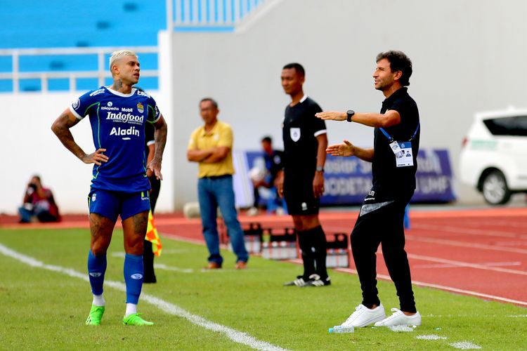 Pemain Persib Bandung Ciro Alves berdiskusi dengan pelatih Luis Milla saat pekan ke-13 Liga 1 2022-2023 melawan Persebaya Surabaya yang berakhir dengan skor 2-1 di Stadion Jatidiri Semarang, Sabtu (10/12/2022) sore.