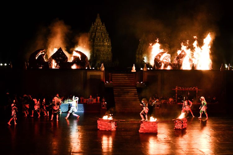 Sendratari yang dilakukan di depan Candi Prambanan. Sendratari adalah contoh warisan budaya tak benda, sedangkan Candi Prambanan adalah contoh warisan budaya benda. 