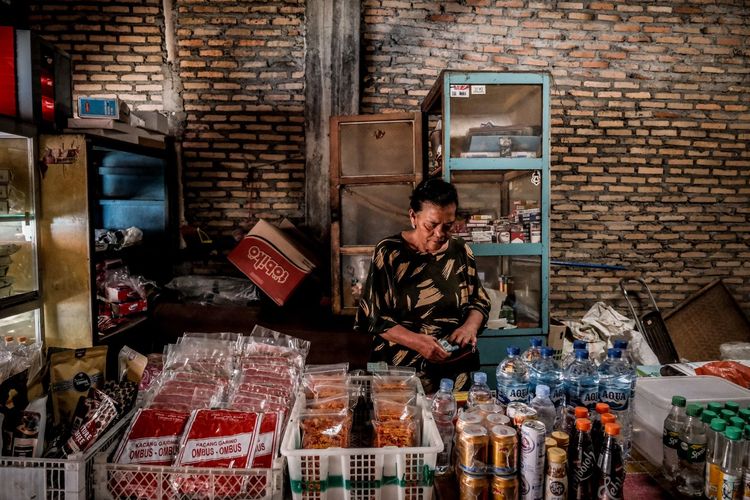 Opung Senteria, pedagang kue khas batak ombus-ombus di Tapanuli Utara, Sumatra Utara.