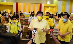 Golkar Bagikan 1,2 Juta Paket Sembako, Airlangga Minta Kader Terus Bantu Ringankan Beban Warga