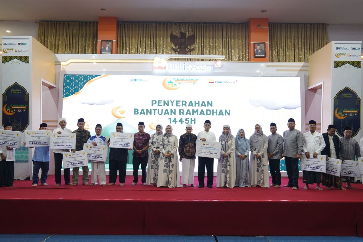 Penyerahan bantuan oleh PT Bukit Asam Tbk (PTBA) kepada para penerima manfaat dalam acara Penyerahan Bantuan Ramadhan 1445 Hijriah PTBA