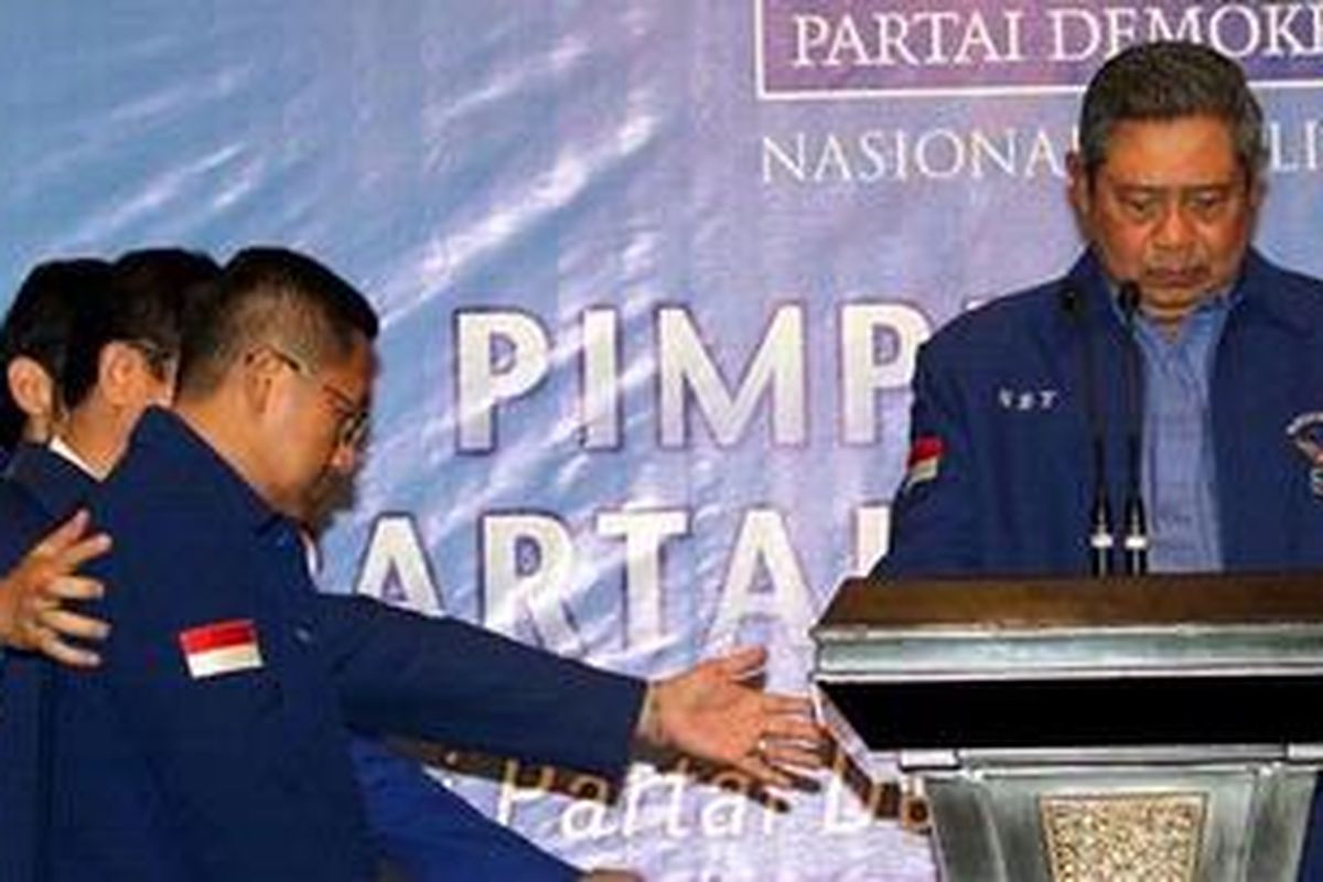 Pengurus Partai Demokrat mempersilahkan Ketua Umum Anas Urbaningrum (dua kanan) berdiri di sebelah Ketua Majelis Tinggi Susilo Bambang Yudhoyono (kanan) sebelum memberikan keterangan pada wartawan dalam konferensi pers Rapat Pimpinan Nasional PD, di Hotel Sahid, Jakarta, Minggu (17/2/2013). PD hari ini menyelenggarakan Rapimnas dengan agenda penyelamatan partai dari keterpurukan elektabiltas, karena beberapa anggota partai terlibat kasus korupsi. TRIBUNNEWS/DANY PERMANA