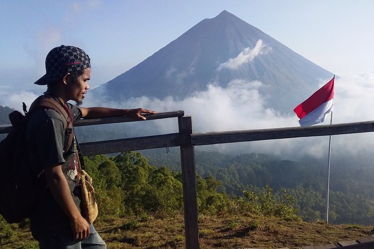 Foto : Para pengunjung sedang asik menikmati sore di puncak bukit Wolobo, Desa Turekisa, Kecamatan Golewa Barat, Kabupaten Ngada, Flores, NTT, Sabtu (7/9/2019).