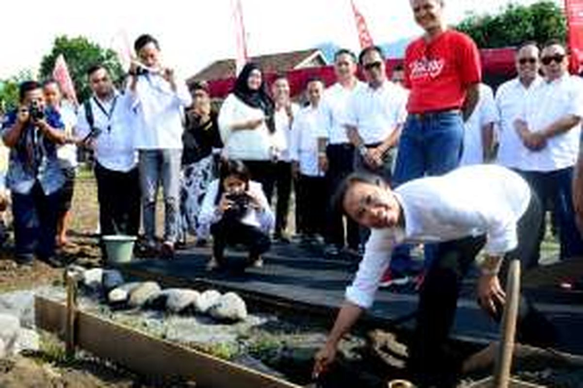 Menteri BUMN Rini M. Soemarno melakukan peletakan batu pertama pembangunan Balkondes di Desa Toksongo, Kecamatan Borobudur, kabupaten magelang, sabtu (19/11/2016).