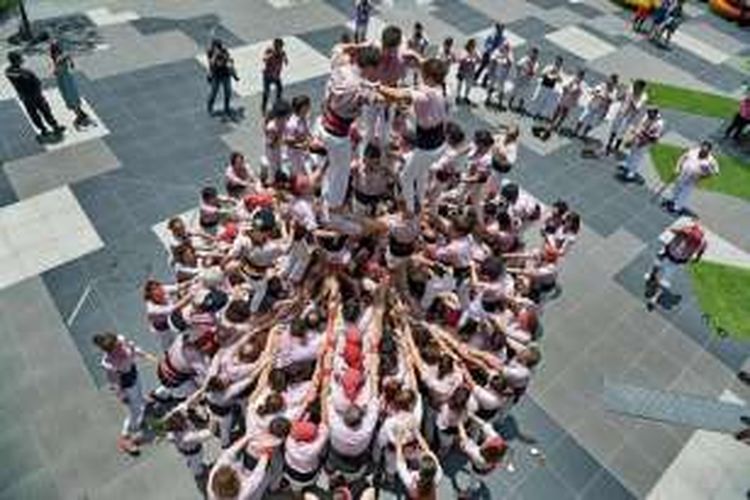 227 orang Catalonia membentuk menara manusia di Sentosa Island, Singapura.