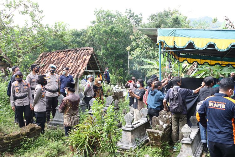 Situasi membongkar makam N (39), korban penganiayaan, di makam Ngede pada Pedukuhan Tangkisan III, Kalurahan Hargomulyo, Kapanewon Kokap, Kabupaten Kulon Progo, Daerah Istimewa Yogyakarta. Polisi melanjutkan dengan mengautopsi mayat N, warga Tangkisan II itu. Pemeriksaan hingga pembedahan ditangani 19 personel tim forensik dari RS Bhayangkara Polda DIY mulai pukul 10.00 WIB.