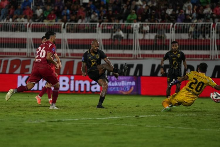 Striker Malut United, David Da Silva, mencetak gol ke gawang Persijap Jepara dalam pertandingan lanjutan Super League, Jumat (13/2/2026).