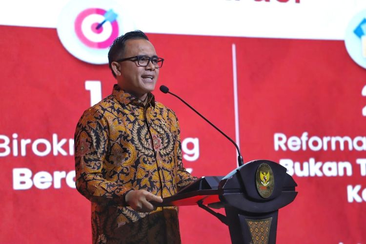 Menteri Pendayagunaan Aparatur Negara dan Reformasi Birokrasi (Menpan RB) Abdullah Azwar Anas dalam Peresmian Bersama Mal Pelayanan Publik di Jakarta, Senin (2462024).
