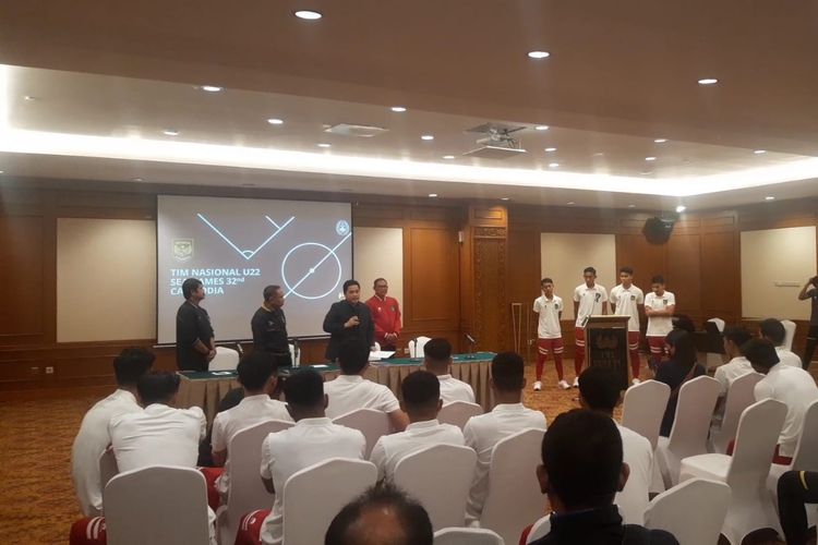 Timnas U22 Indonesia Indra Sjafri bersama Ketua dan Wakil Ketua Umum, Erick Thohir dan Zainudin Amali, saat mengumumkan 20 nama pemain yang akan diberangkatkan untuk berjuang pada SEA Games 2023 Kamboja. Pengumuman nama-nama tersebut dilalukan di Hotel Sultan, Jakarta, pada Jumat (21/4/2023) sore WIB.