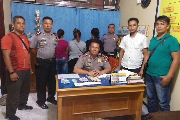 Tiga ibu muda (belakang)  ditangkap polisi karena bermain judi