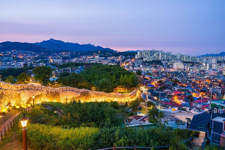 Tempat wisata di Korea Selatan - Tempat wisata bernama Naksan Park di pusat Kota Seoul yang cocok untuk melihat pemandangan kota metropolitan tersebut dari ketinggian.