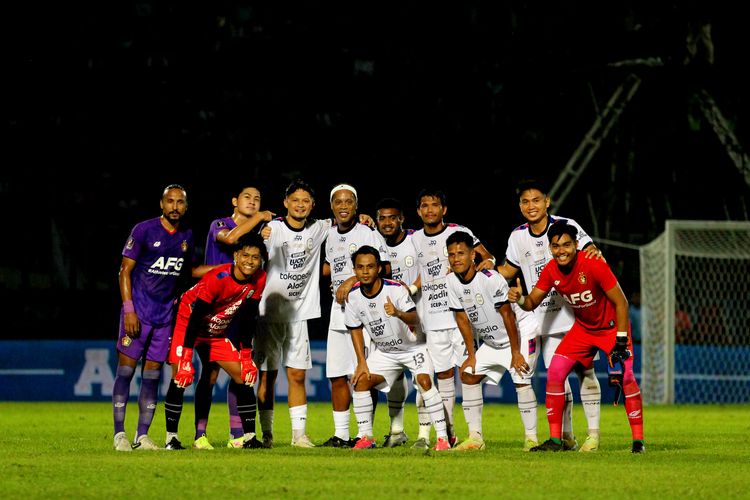 Legenda sepak bola Ronaldinho berseragam RANS Nusantara FC seusai pertandingan Trofeo Meet The Star melawan Persik Kediri di Stadion Kanjuruhan Kepanjen, Kabupaten Malang, Minggu (26/6/2022) malam.