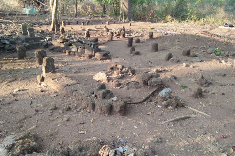 Beberapa makam kuno yang ada di komplek Sentono pada Situs Lasem, yang tampak masih terawat.