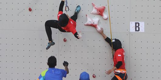 Regu panjat tebing Indonesia Rajiah Salsabilah (kiri) dan Puji Lestari beraksi pada babak kualifikasi speed relay putri Asian Games 2018 di Arena Panjat Tebing Jakabaring, Palembang, Sumatera Selatan, Senin (27/8/2018).