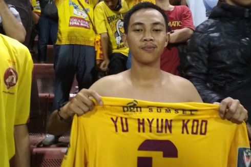 Yoo Hyun-koo Beri Jersey untuk Suporter yang Datang dari Palembang